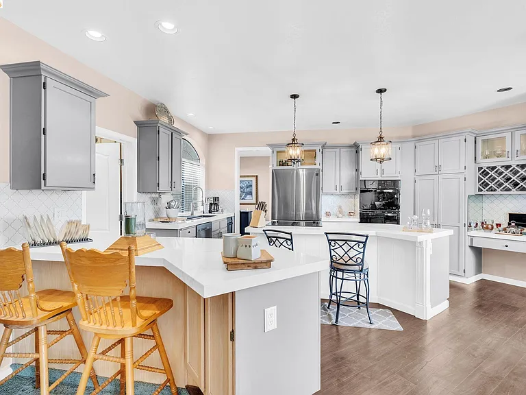 5640 Edgeview Dr — Photo 11