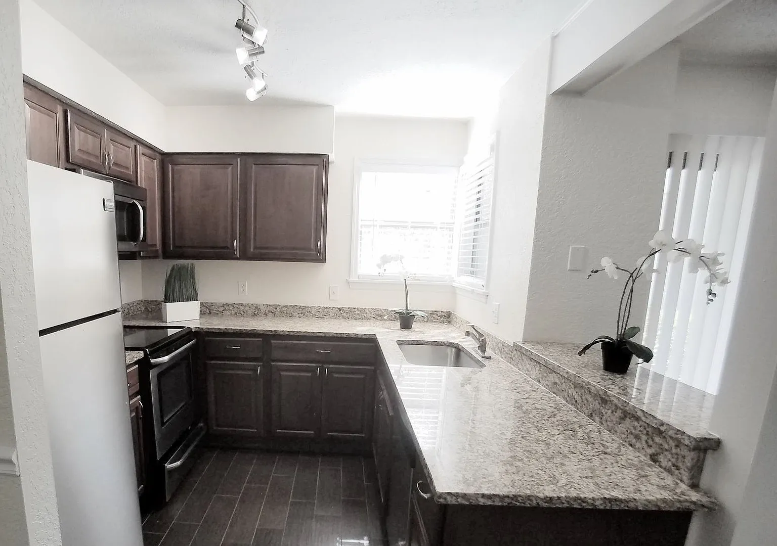 Beautiful Remodeled First Floor 2/2 Condo x Rent in Front of Full Sail ! — Photo 2