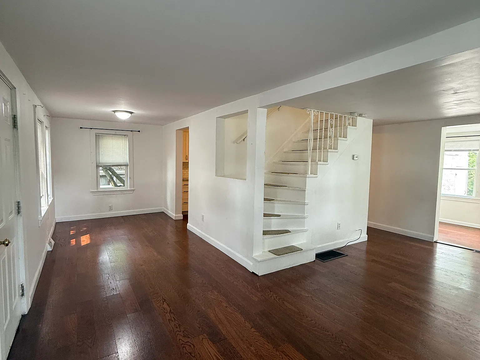 904 Middle St — Photo 2