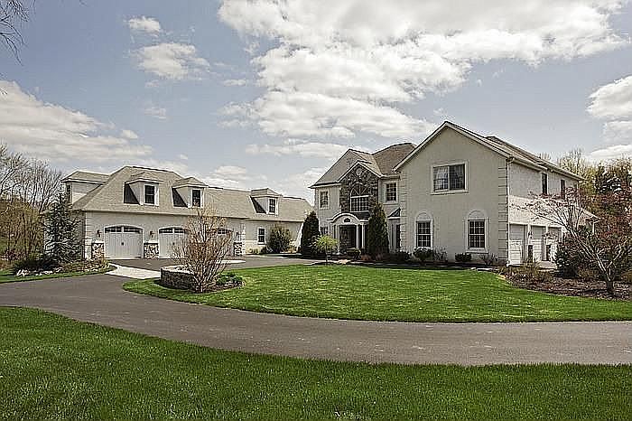 1st image of 107 Aspen Dr