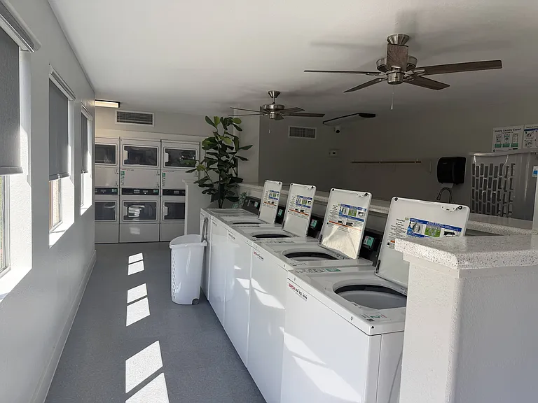 Oakridge Apartments — Photo 14
