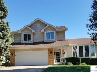 907 Sterling Dr, Papillion, NE 68046