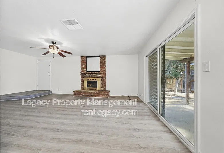 3 bed, 2.0 bath, 1100 sqft, $2,450 — Photo 3