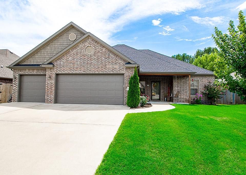 1st image of 300 Camden Dr