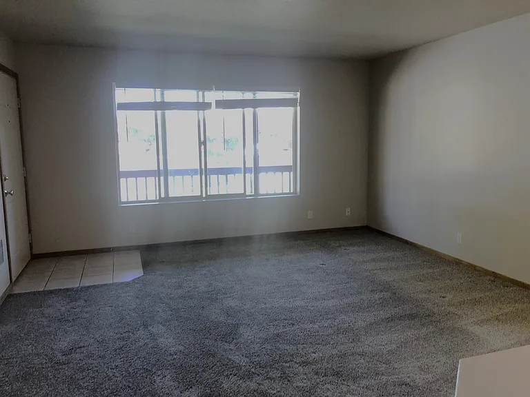 905 SE Stratford Ct — Photo 3
