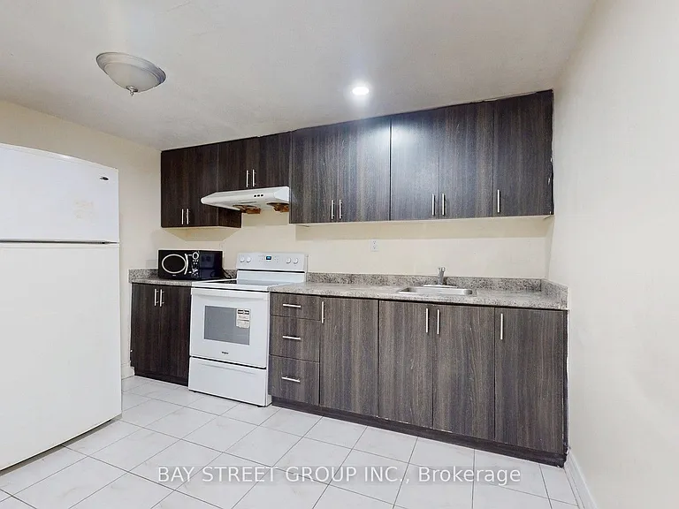 49 Pepperell Cres — Photo 3