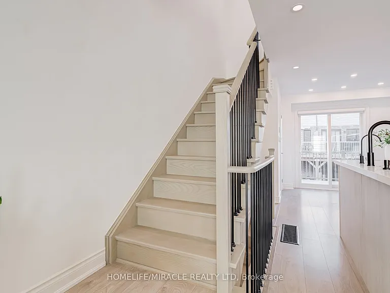 6 Pumpkin Corner Cres — Photo 29