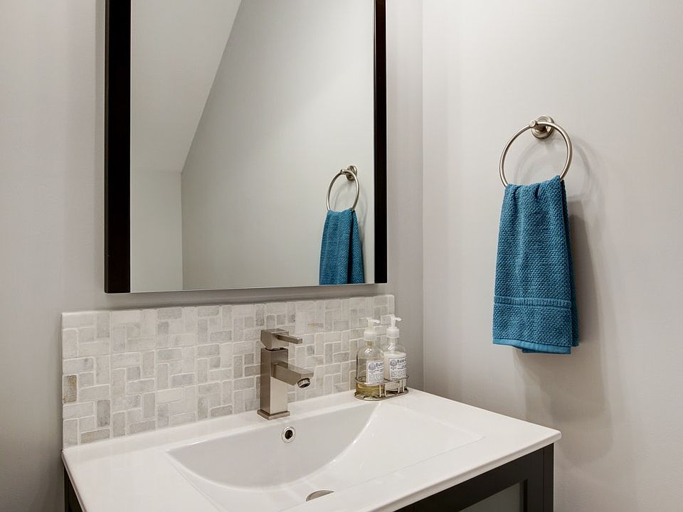 Half bathroom (powder room)