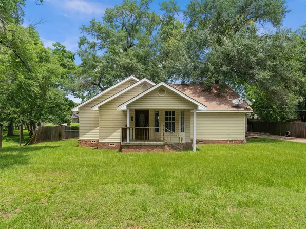 709 E Magnolia St, Troup, TX 75789