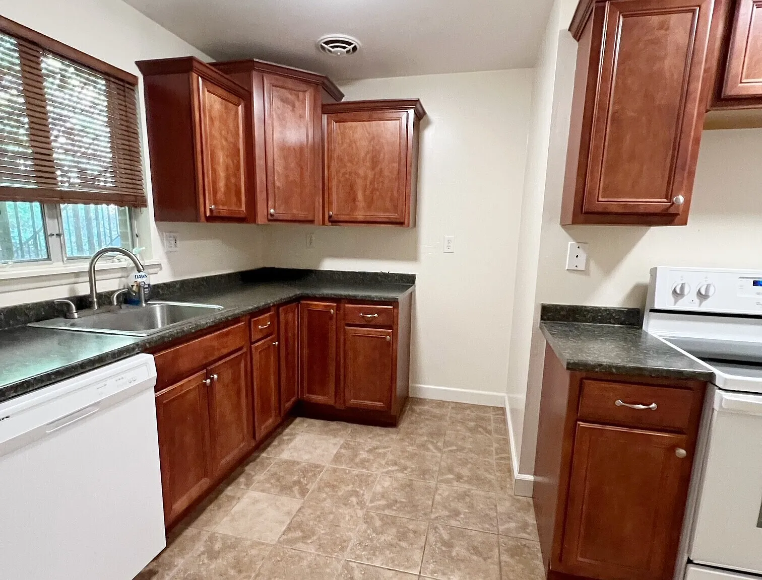 1 bed, 1.0 bath, 704 sqft, $1,695 — Photo 3