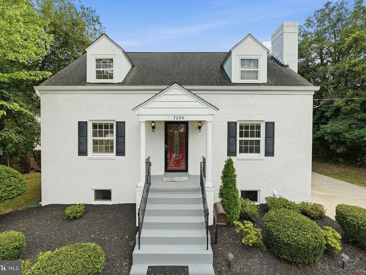 4 bed, 3.0 bath, 2700 sqft, $3,500 — Photo 2
