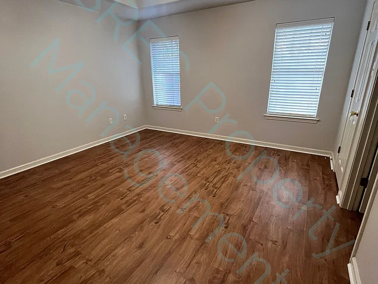 4605 Hawkins Dr — Photo 7