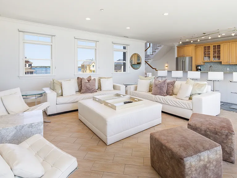 687 Dune Rd — Photo 32