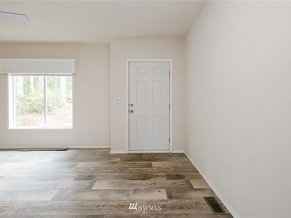 5th image of 1081 E Lakeshore Drive