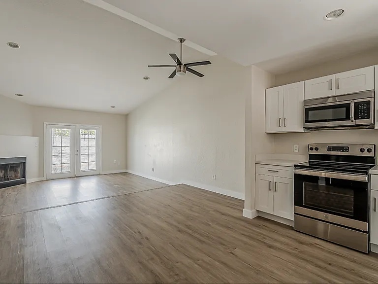 3041 N 24th Ln — Photo 2