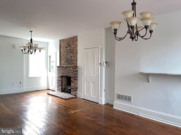 3rd image of 1024 E Palmer St