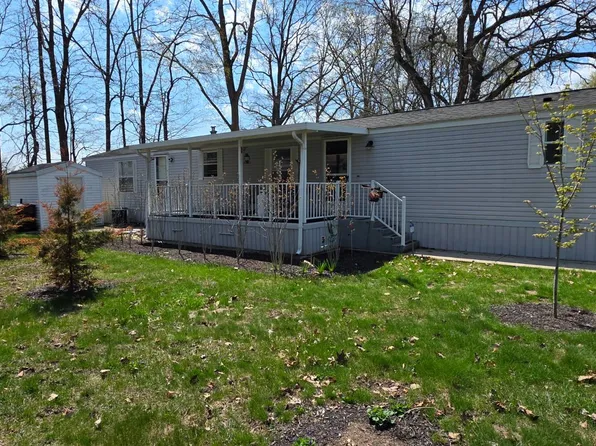 76 Carmell St, Belleville, MI 48111