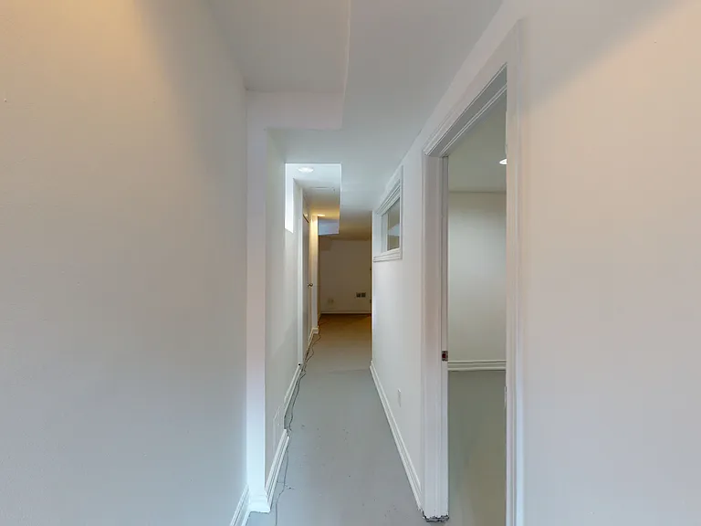 21 Rusholme Park Cres #BASEMENT — Photo 2