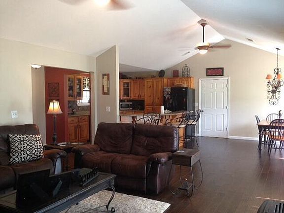 Great Room - Vaulted Ceiling