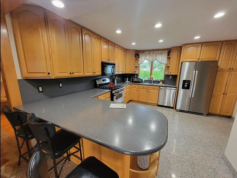 61 Rhodes Dr — Photo 13