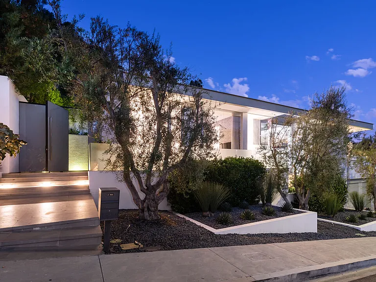 1814 N Doheny Dr — Photo 26