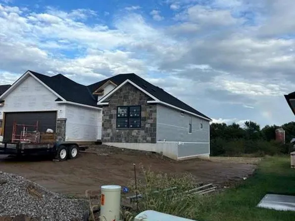 4707 Woodland Shores Dr, Saint Joseph, MO 64505