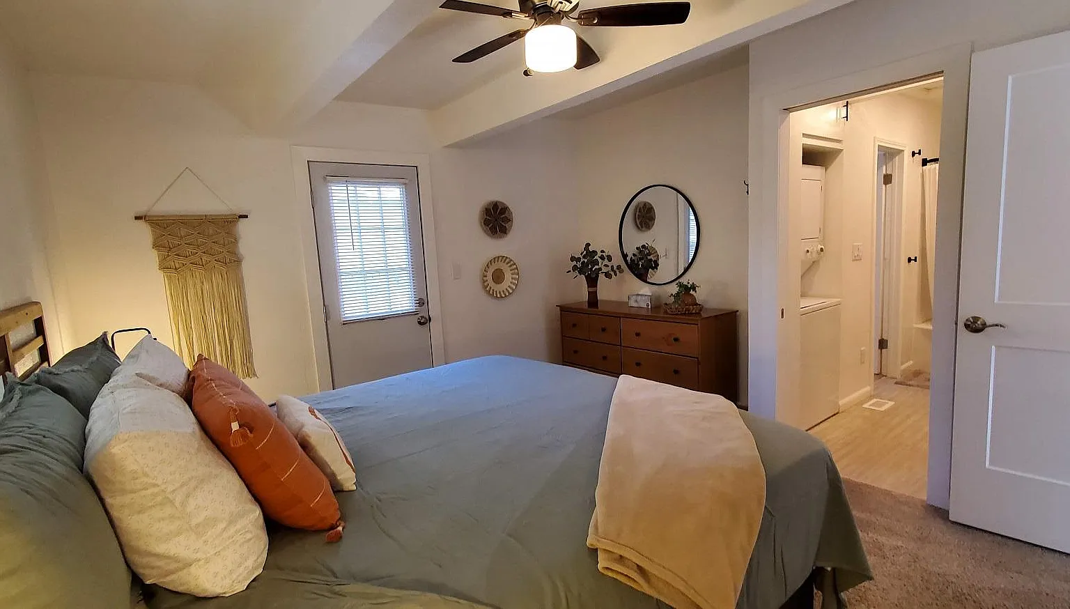 2 bed, 868 sqft, $1,950 — Photo 2