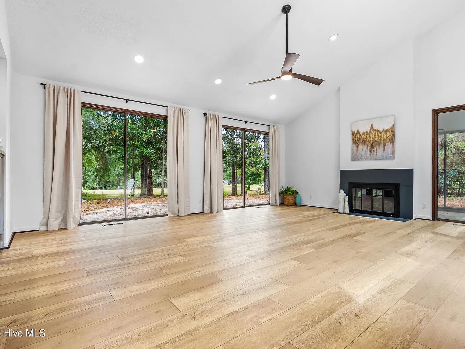 3 bed, 2.0 bath, 1930 sqft, $2,500 — Photo 3