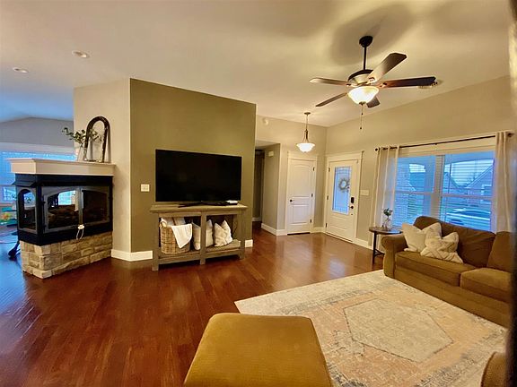 3rd image of 1414 Lakeview Ct