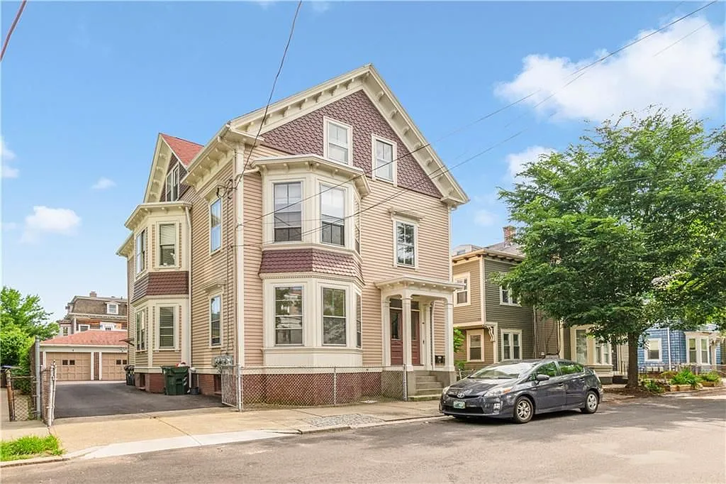 2 bed, 1.0 bath, 1142 sqft, $2,300 — Photo 2