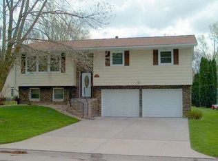 633 11th St, Silvis, IL 61282