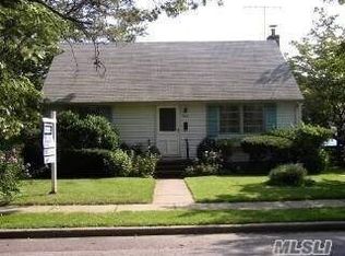 666 Woodland Dr, South Hempstead, NY 11550