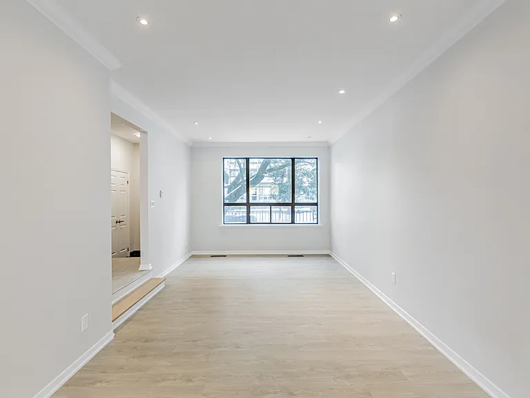 207 Davisville Ave — Photo 10