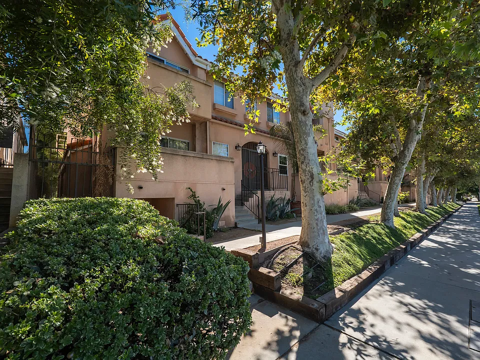 7320 Balboa Blvd #107