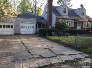 241 38th St, Lindenhurst, NY 11757