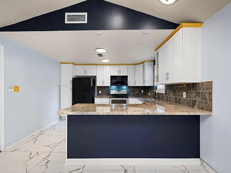 5718 Greencraig Dr — Photo 10