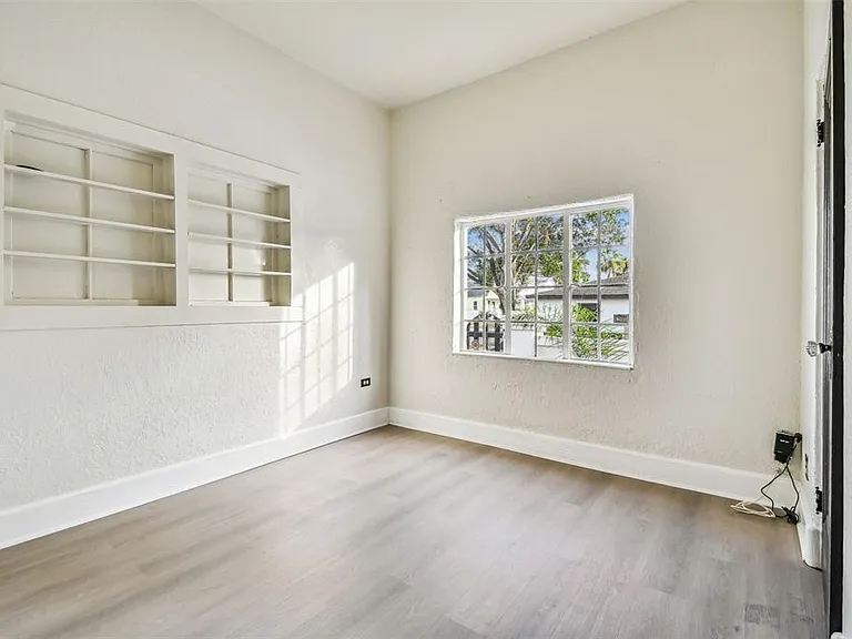 2102 W La Salle St — Photo 30