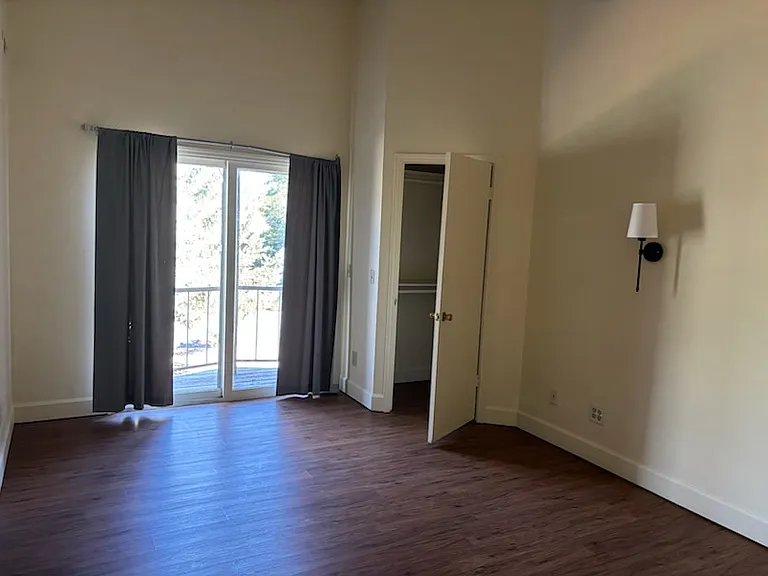 Master Bedroom with Balcony Access - Walkin closet