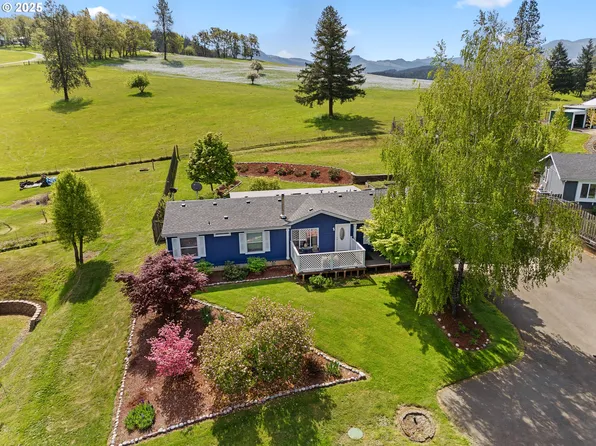 491 Grandview St, Glide, OR 97443