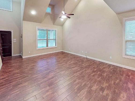 3rd image of 811 Montclair Ave