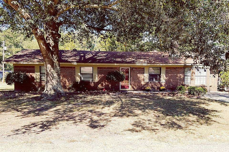 1st image of 104 Dogwood St