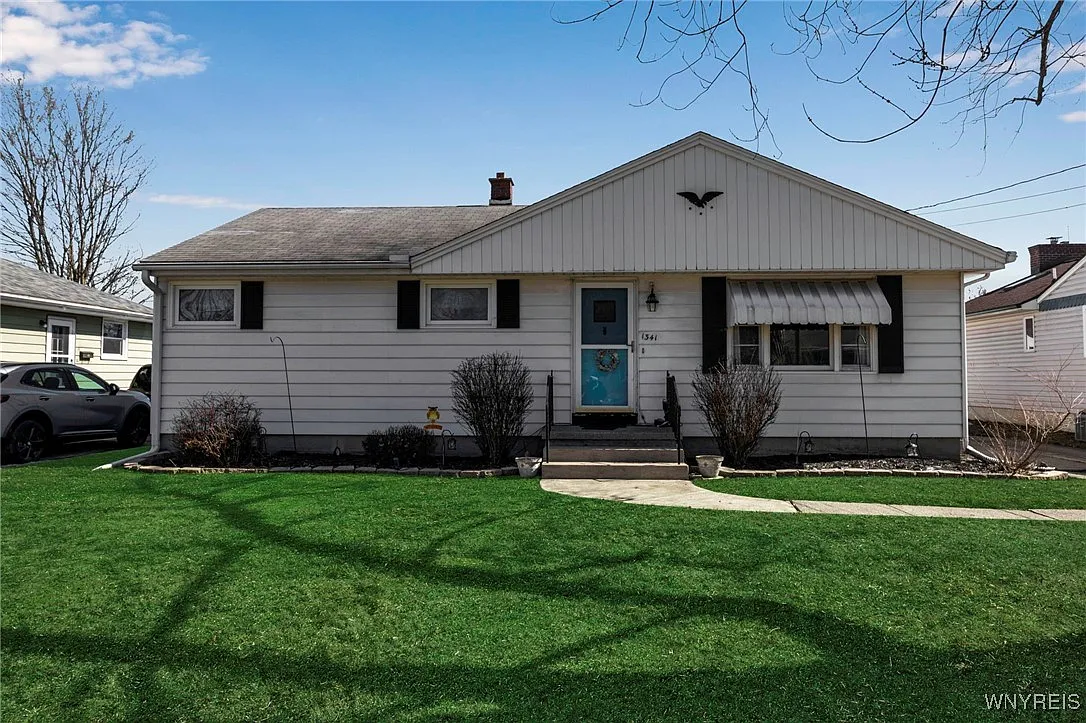 1341 Master St photo 1