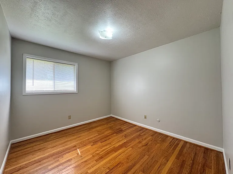 Bedroom 2 - 9'9"x10'9"