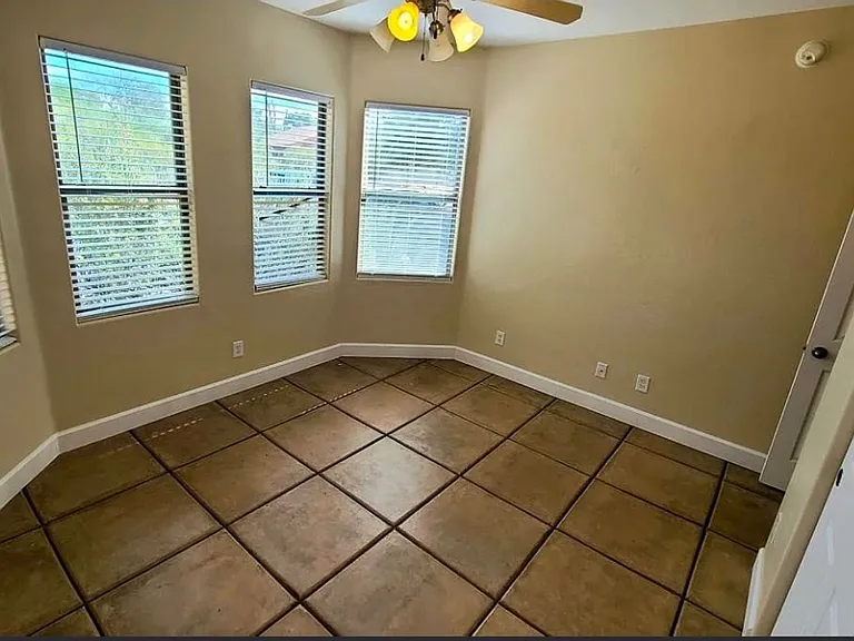 Beautiful 4 bed, 3 bath home near UofA Campus! — Photo 13