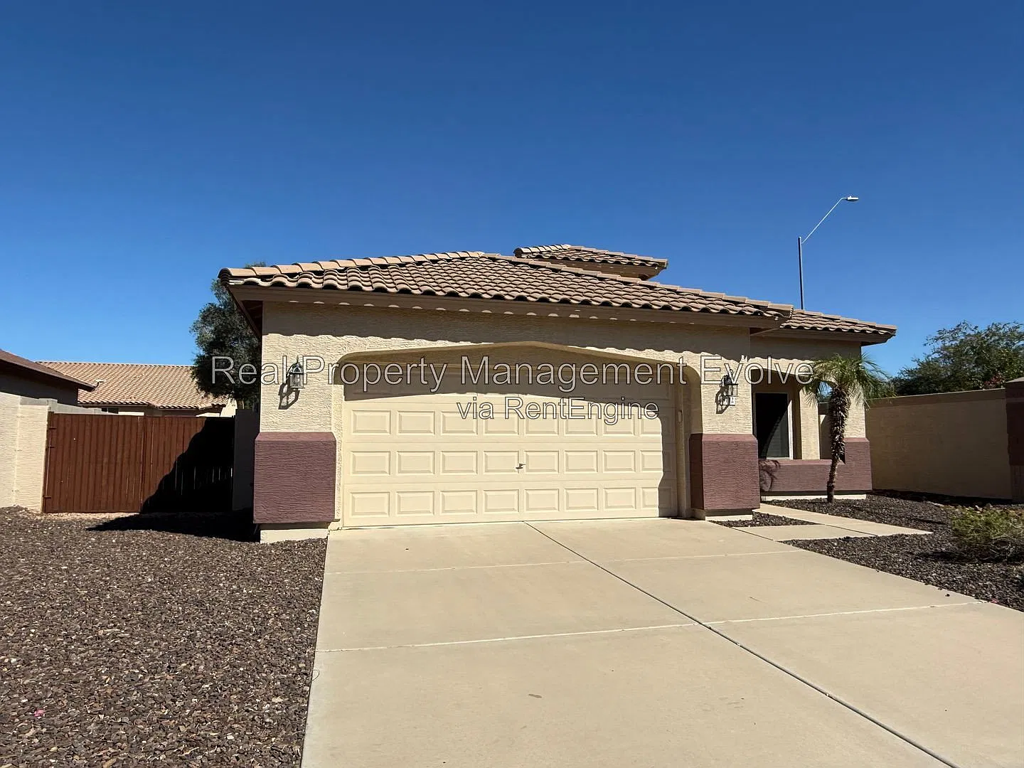 3 bed, 2.0 bath, 1527 sqft, $2,265 — Photo 3