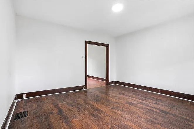 710 Catharine St — Photo 12