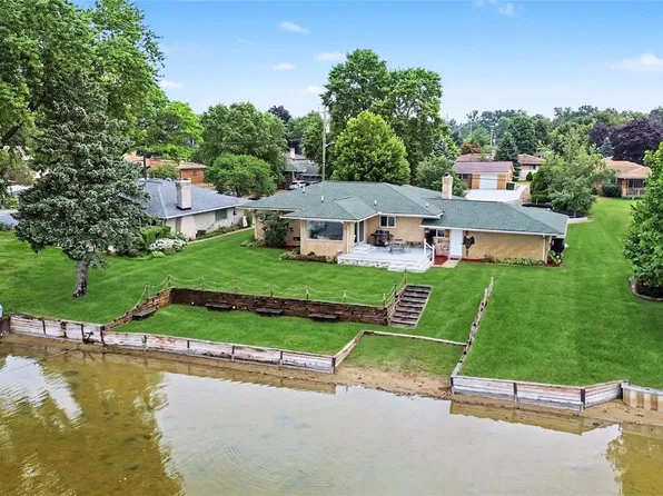 98 Edgelake Dr, Waterford, MI 48327