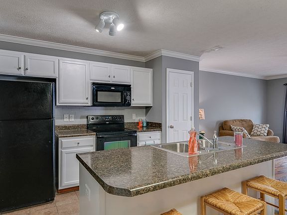 3rd image of 413 Wichita Dr