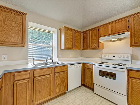 5th image of 410 Wesley Ln
