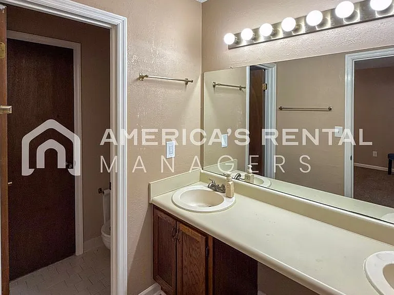 1219 Magnolia Pl — Photo 18